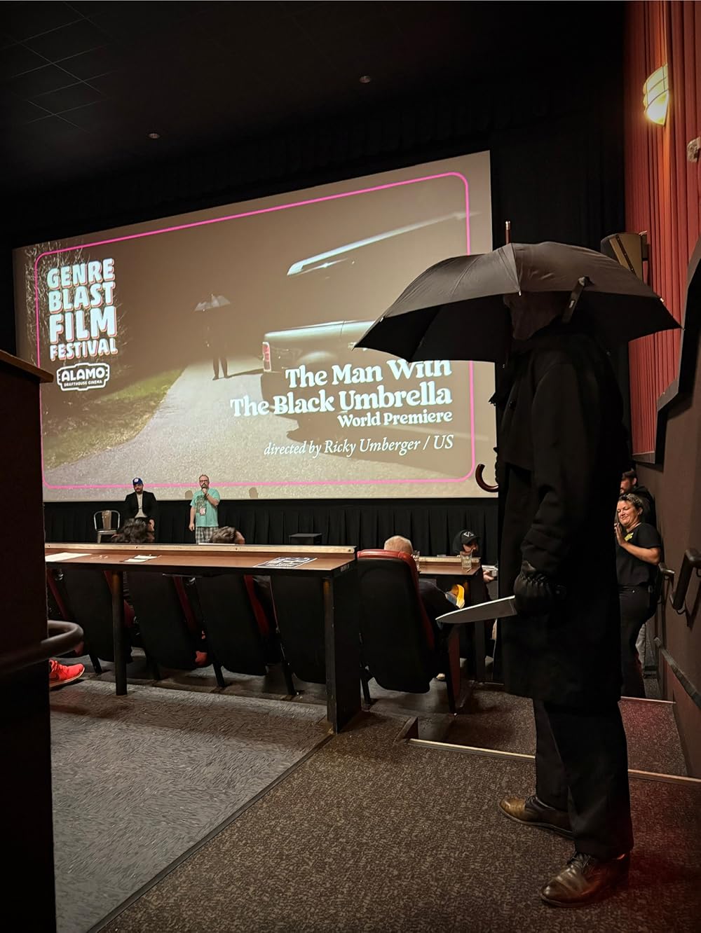 مردی با چتر سیاه