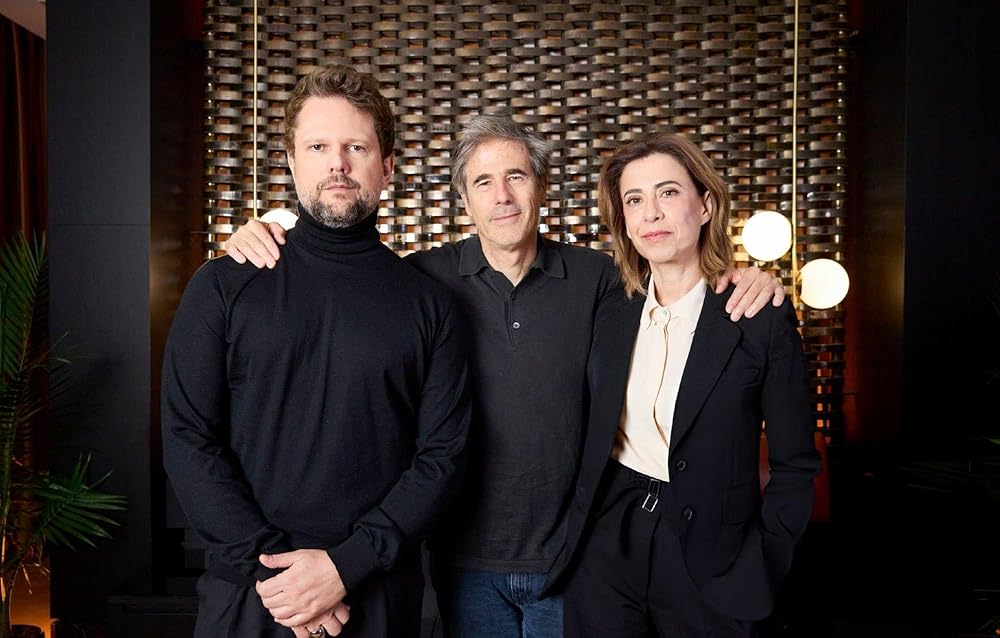 هنوز اینجا هستم