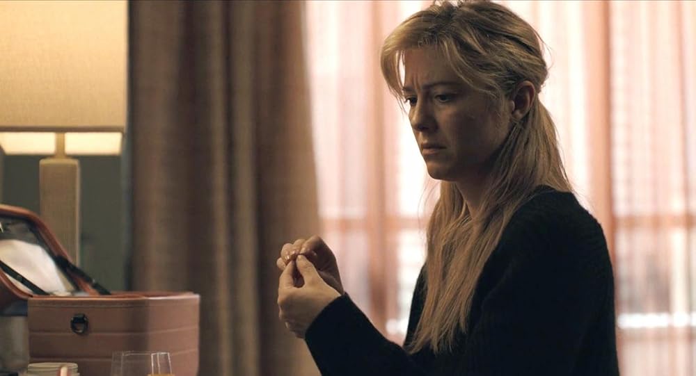 دستی که گهواره را تکان می‌دهد