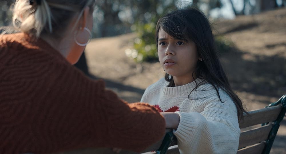 دستی که گهواره را تکان می‌دهد