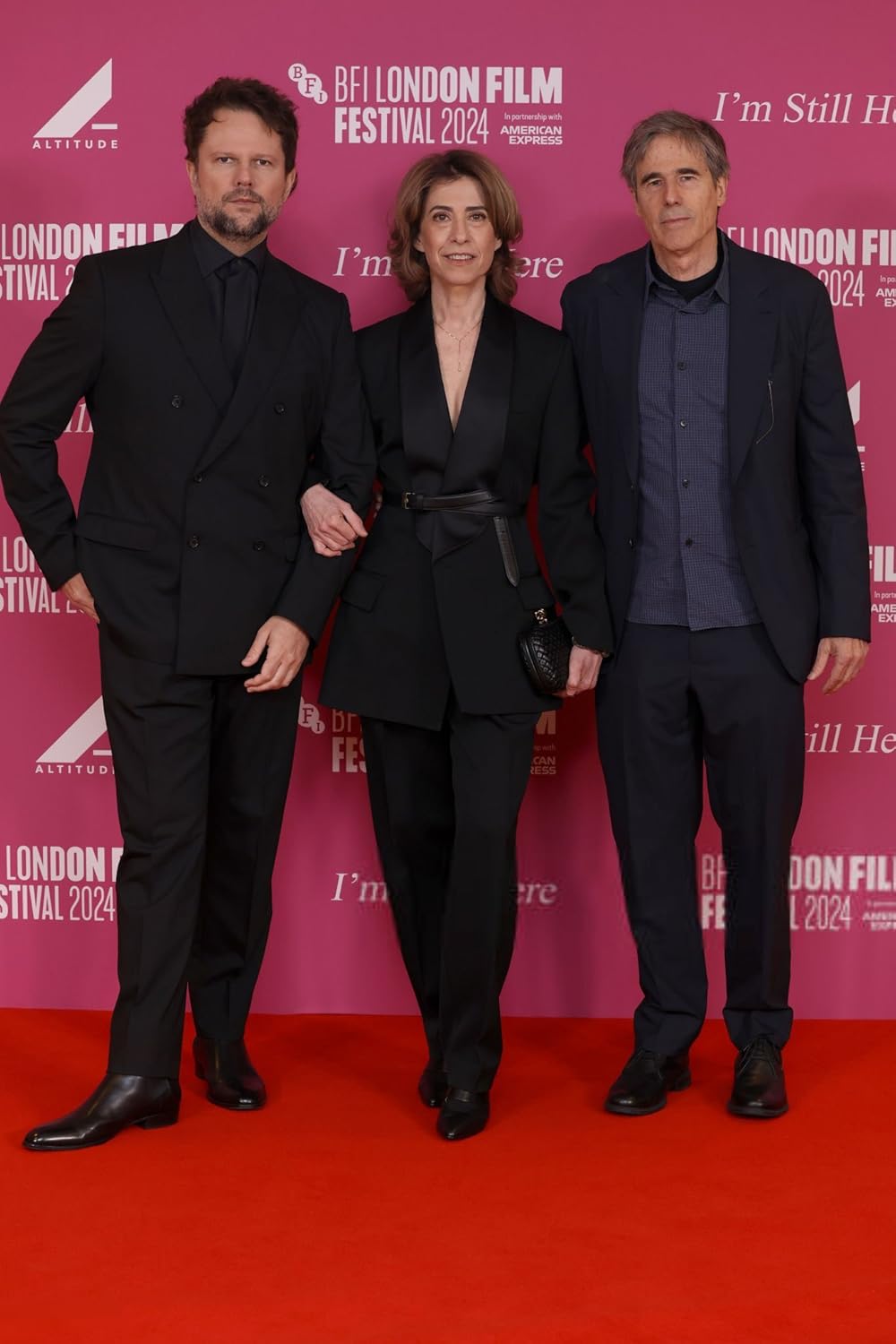 هنوز اینجا هستم