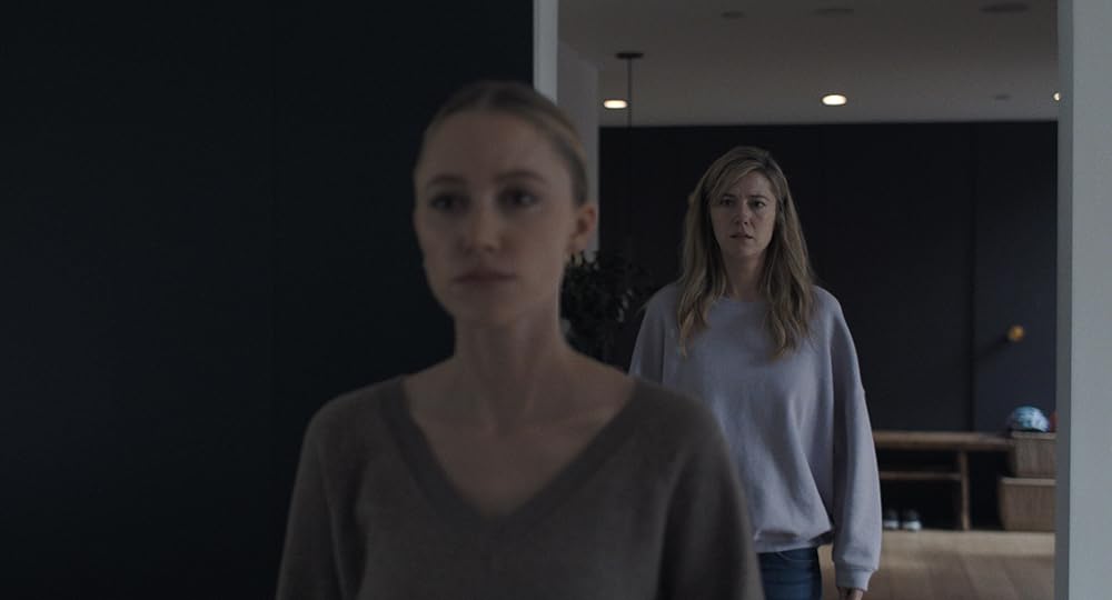 دستی که گهواره را تکان می‌دهد