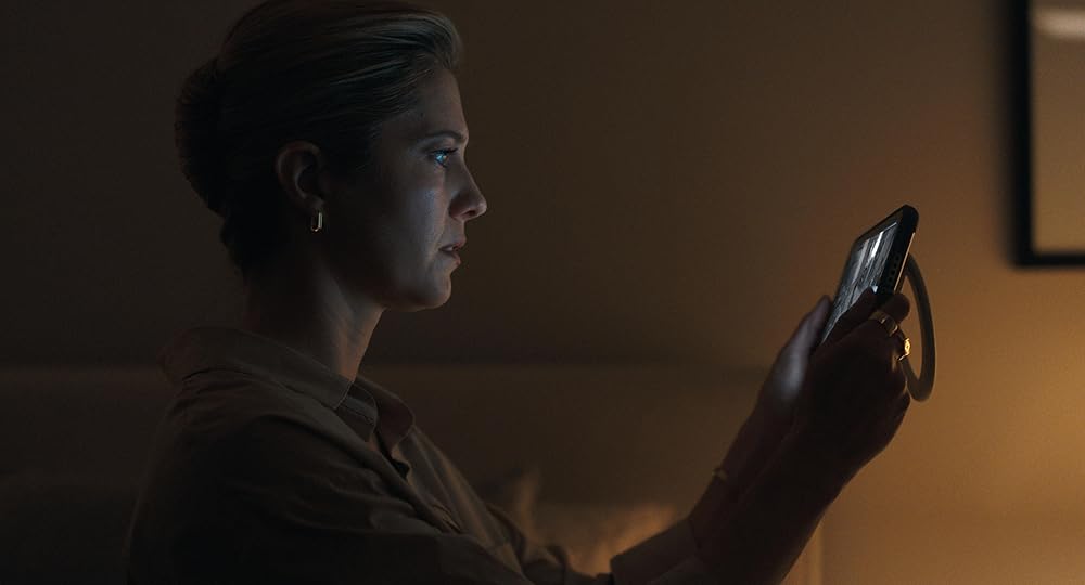 دستی که گهواره را تکان می‌دهد