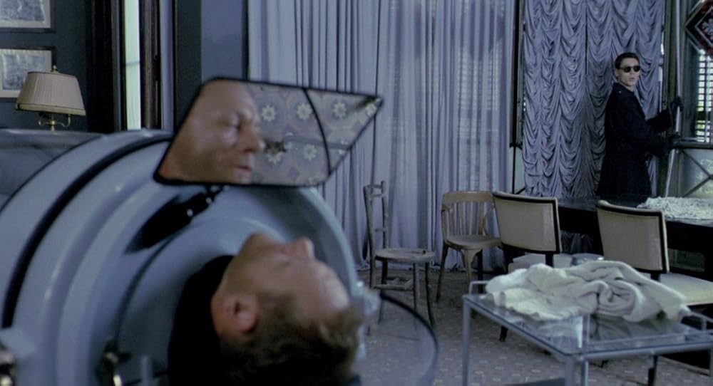 در یک قفسه شیشه ای