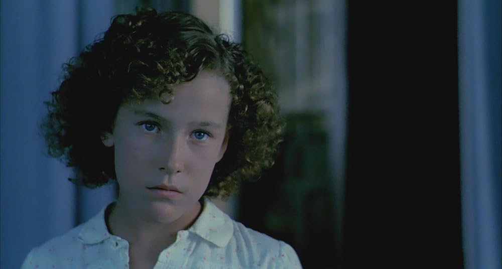 در یک قفسه شیشه ای