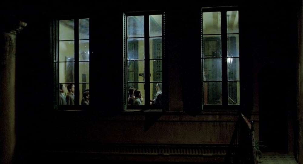 در یک قفسه شیشه ای