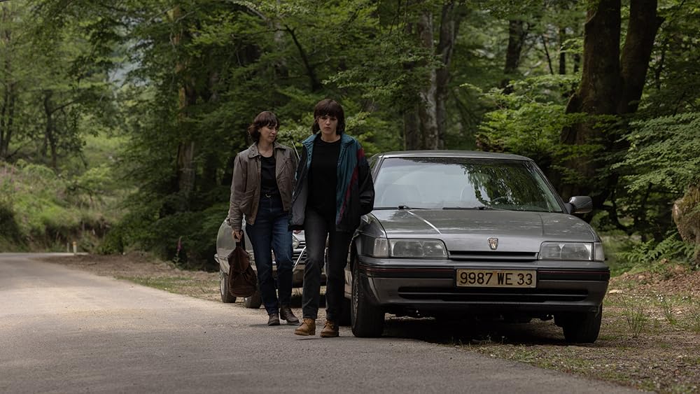 او در تاریکی قدم می‌زند