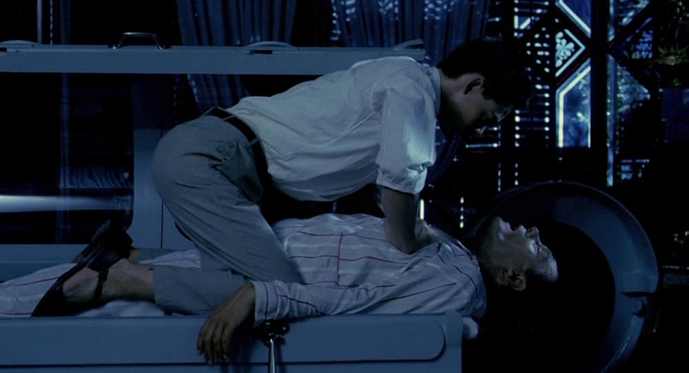 در یک قفسه شیشه ای