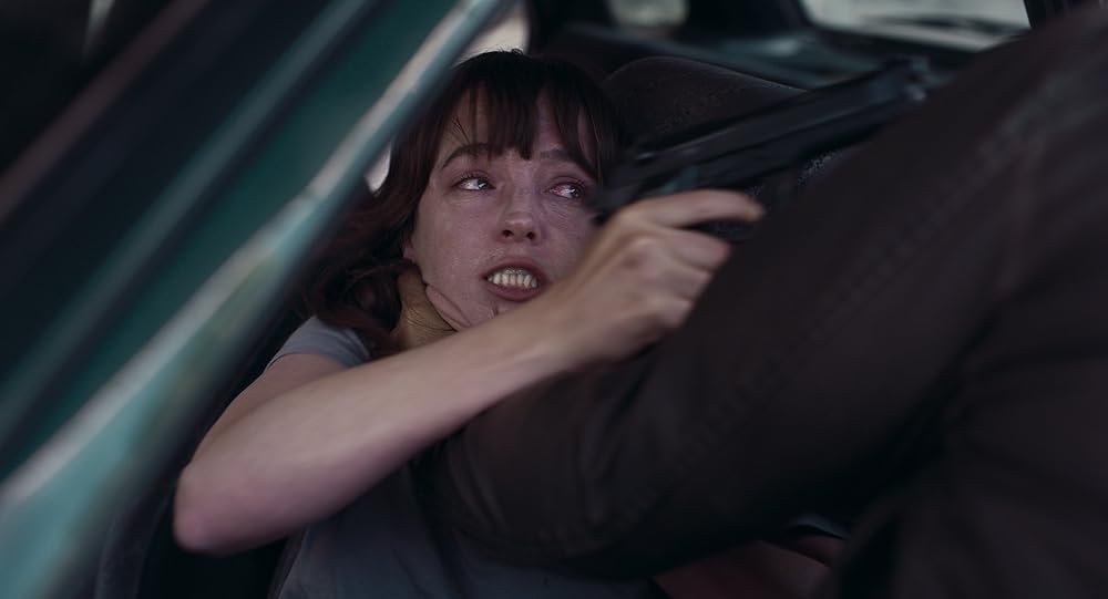 او در تاریکی قدم می‌زند