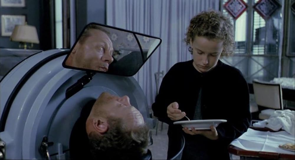 در یک قفسه شیشه ای