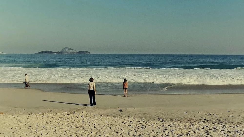 هنوز اینجا هستم