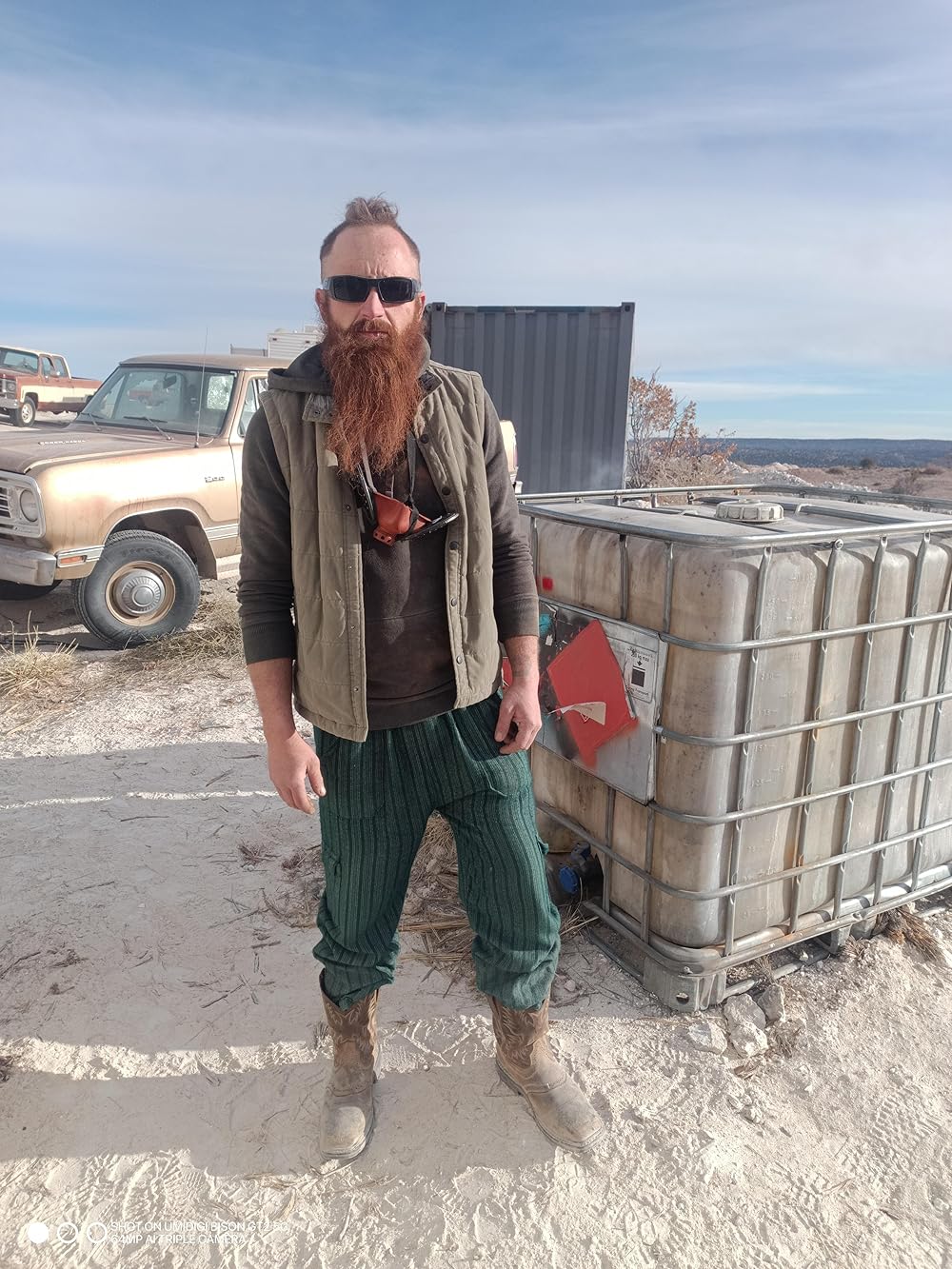 او سوار تفنگ ساچمه‌ای می‌شود