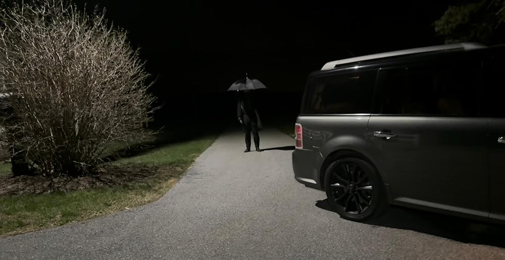 مردی با چتر سیاه