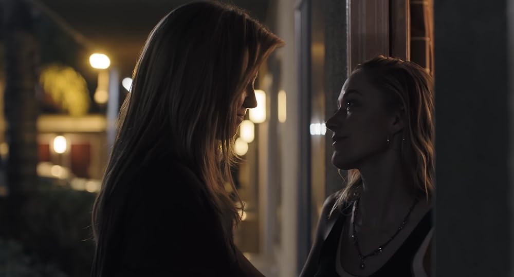 دستی که گهواره را تکان می‌دهد