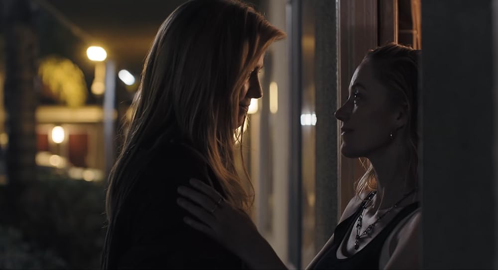 دستی که گهواره را تکان می‌دهد