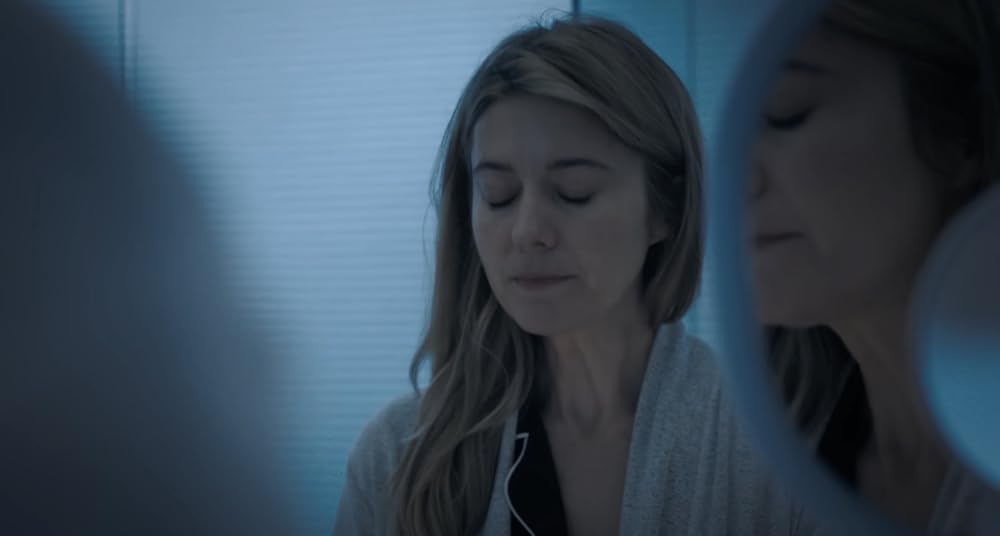 دستی که گهواره را تکان می‌دهد