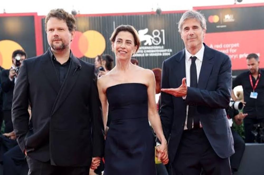 هنوز اینجا هستم