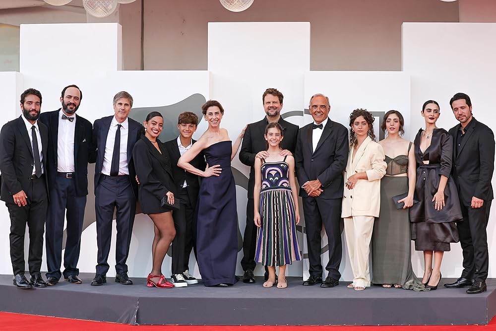 هنوز اینجا هستم