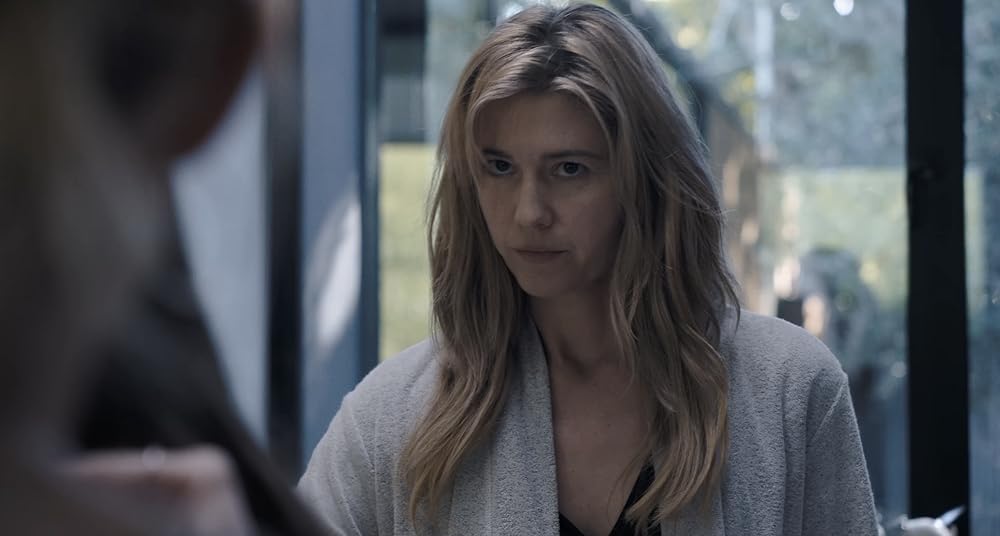 دستی که گهواره را تکان می‌دهد