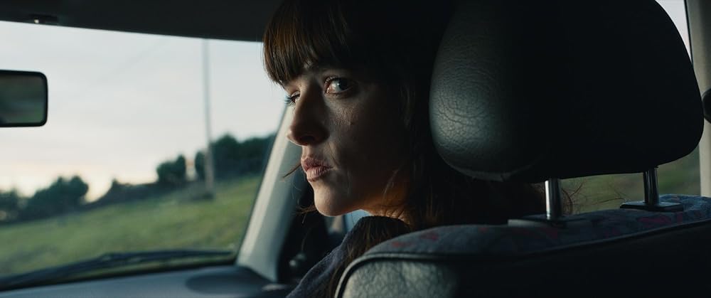 او در تاریکی قدم می‌زند