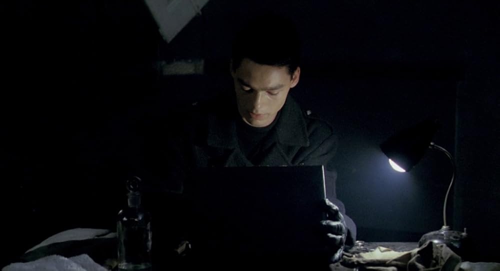 در یک قفسه شیشه ای