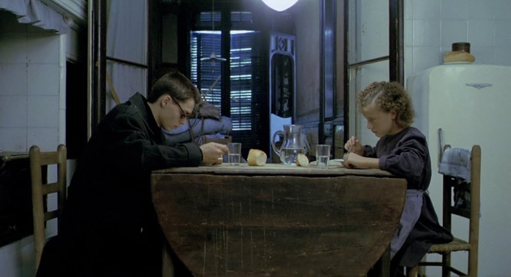 در یک قفسه شیشه ای