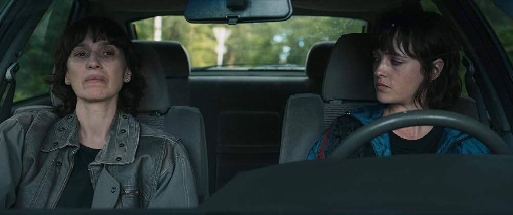 او در تاریکی قدم می‌زند