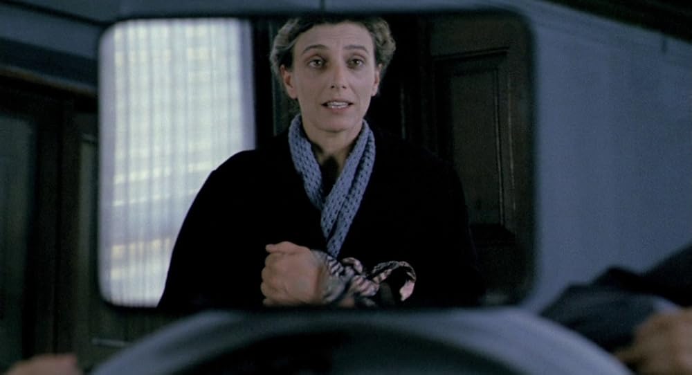 در یک قفسه شیشه ای