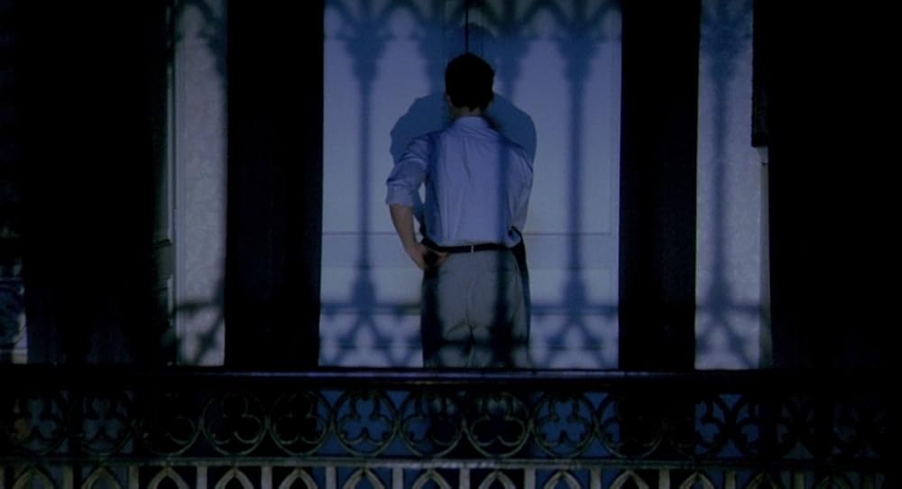 در یک قفسه شیشه ای