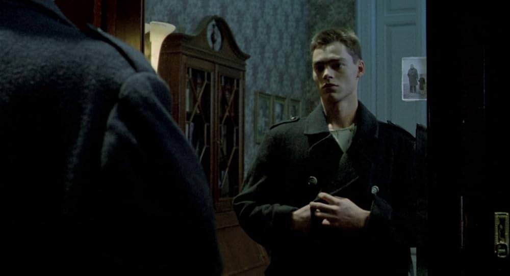 در یک قفسه شیشه ای