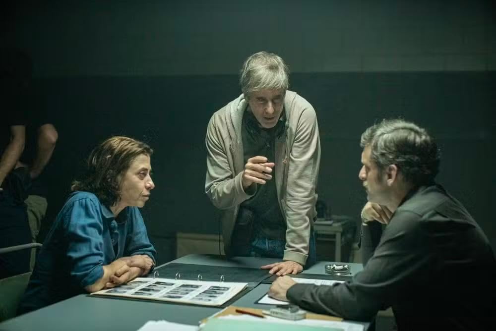 هنوز اینجا هستم