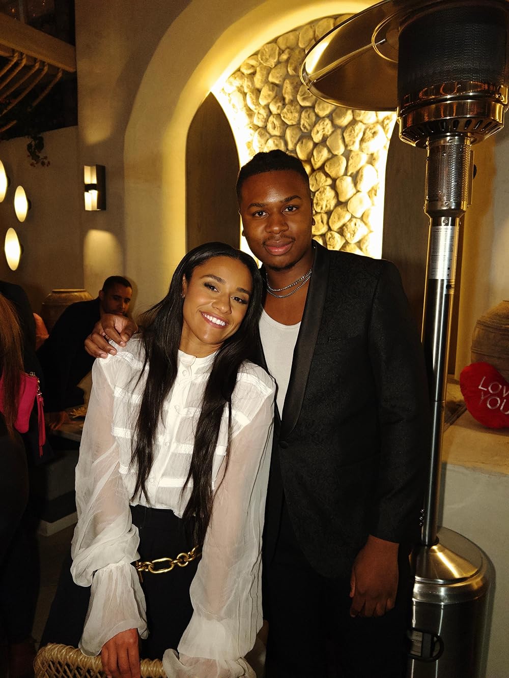 عشق لطمه می‌زند