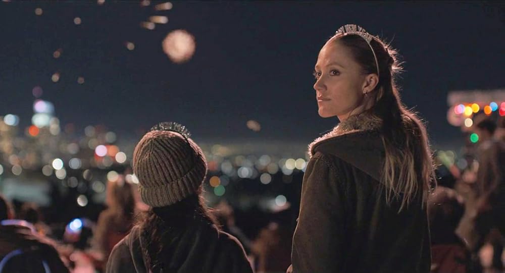 دستی که گهواره را تکان می‌دهد