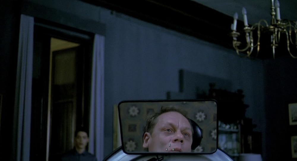 در یک قفسه شیشه ای