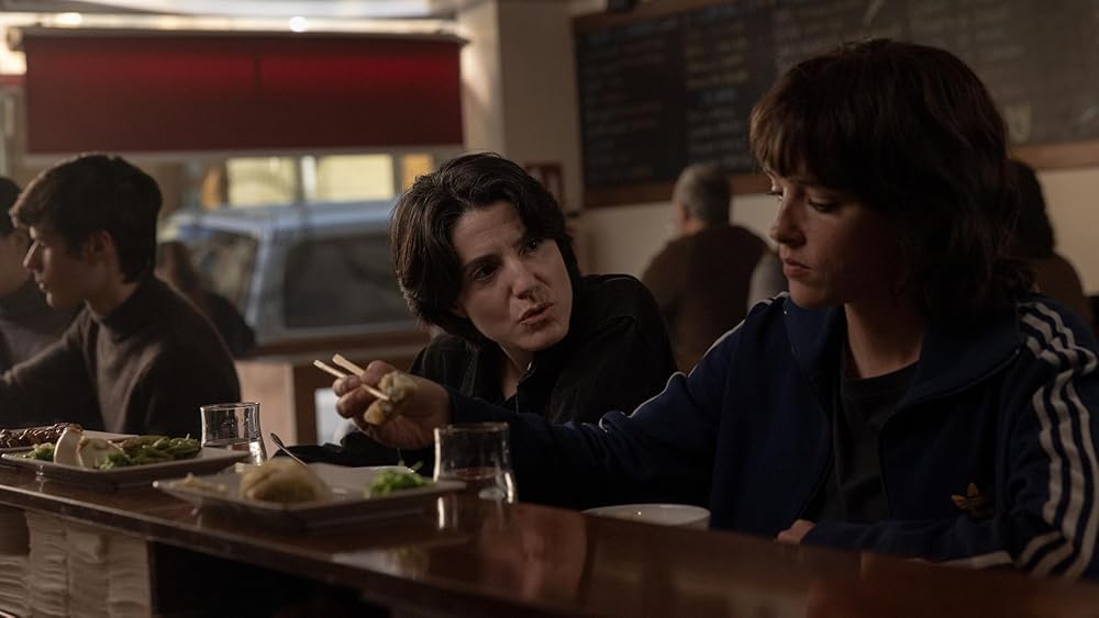 او در تاریکی قدم می‌زند