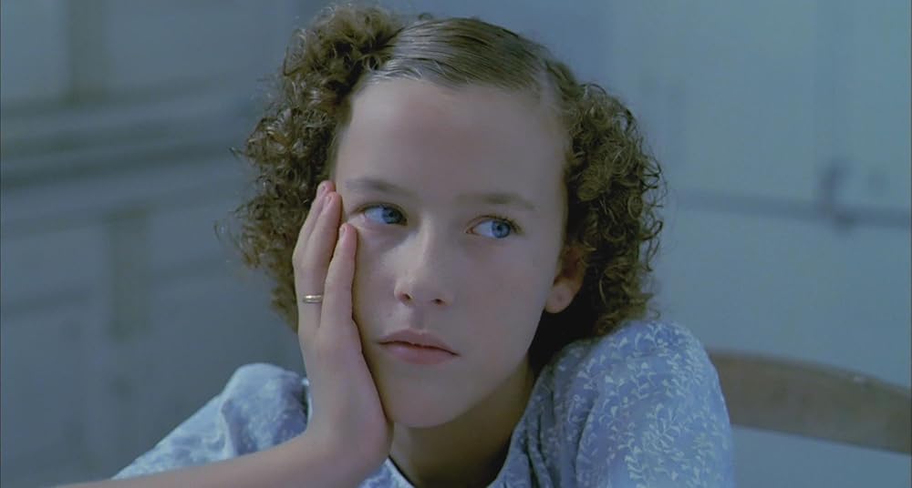 در یک قفسه شیشه ای