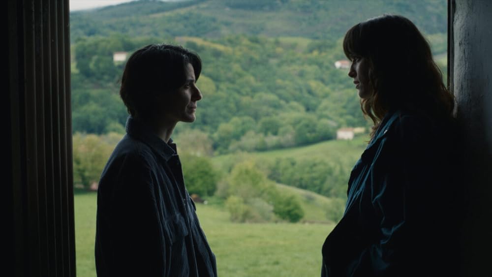 او در تاریکی قدم می‌زند