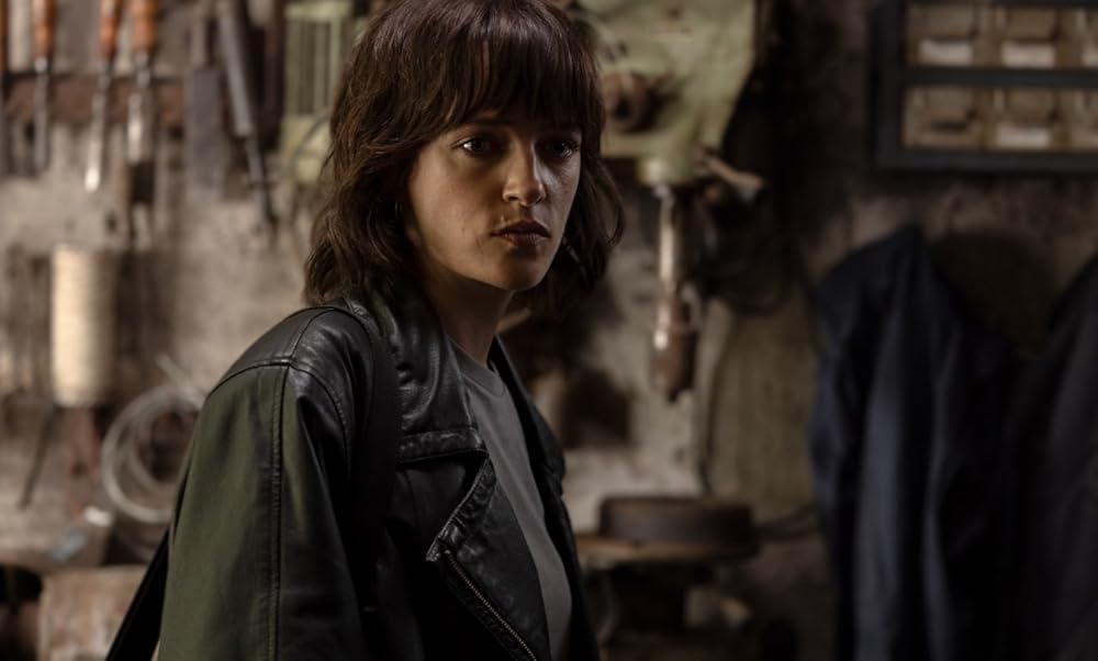 او در تاریکی قدم می‌زند